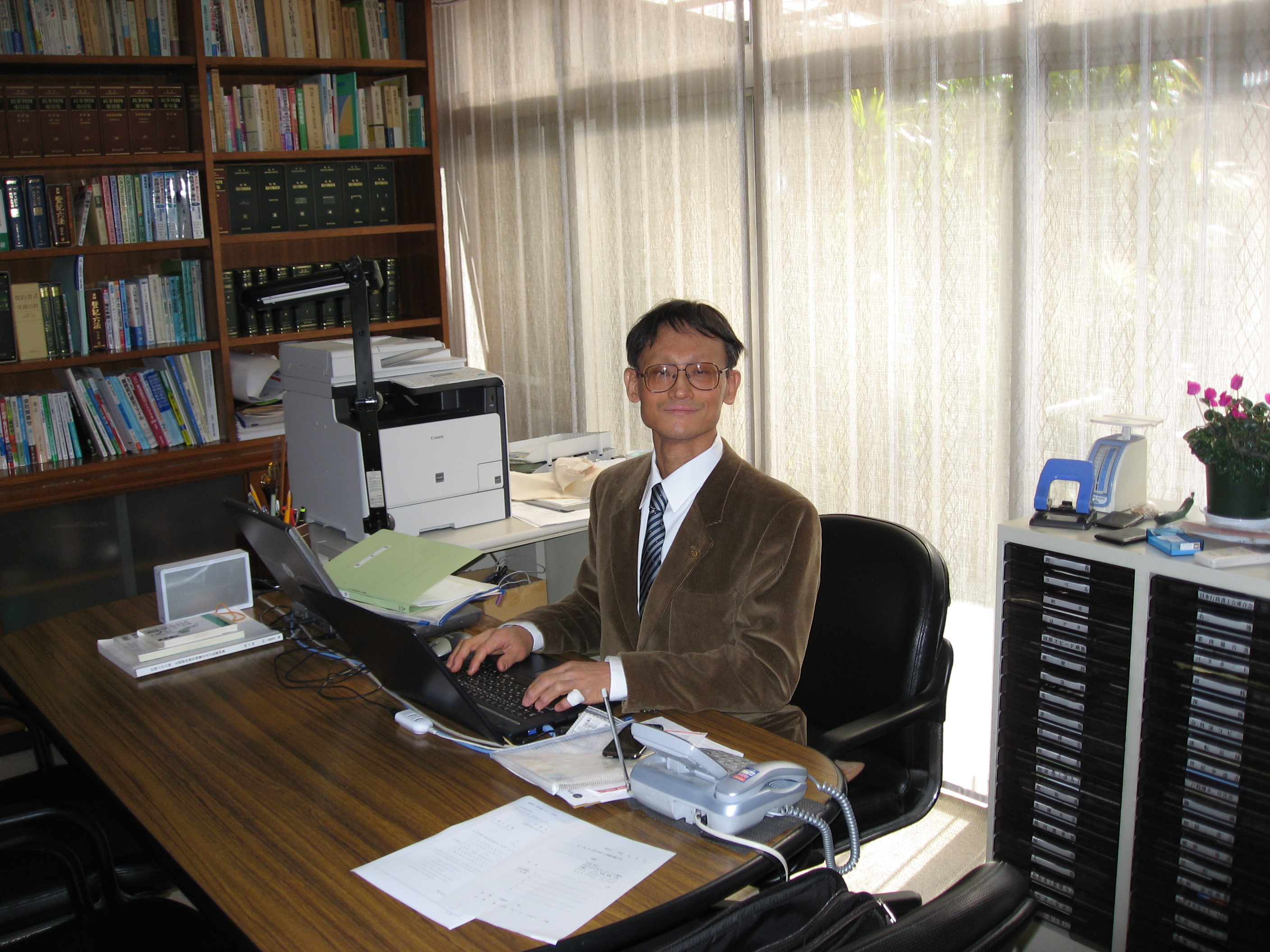 書棚のある事務所内の写真