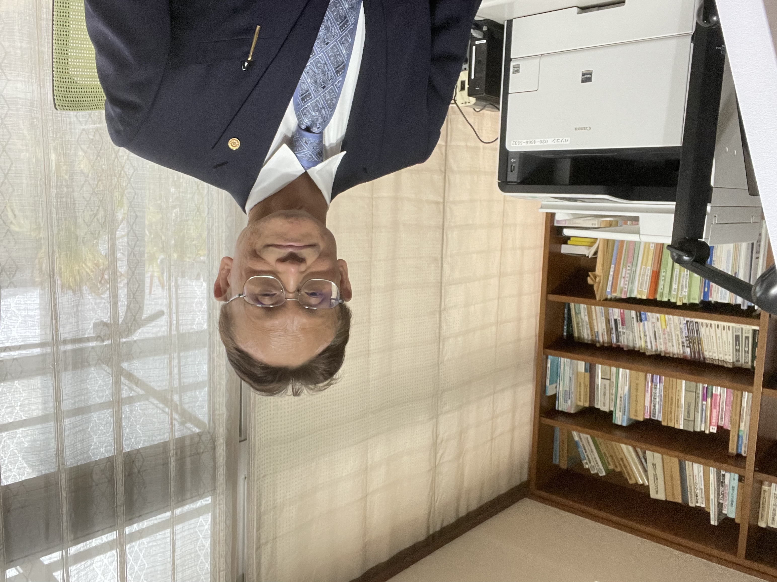 事務所内での行政書士の写真